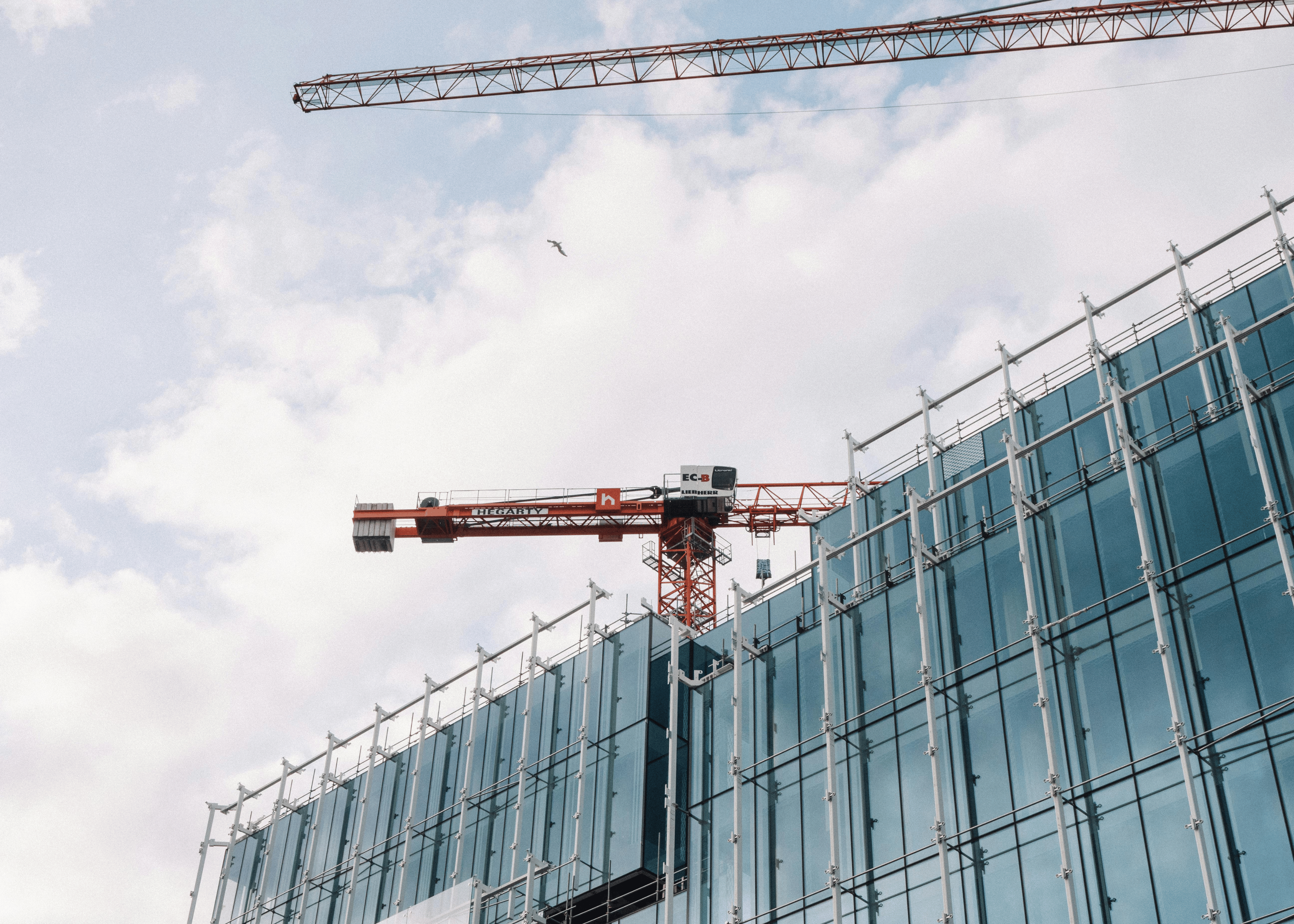 Proses konstruksi gedung modern